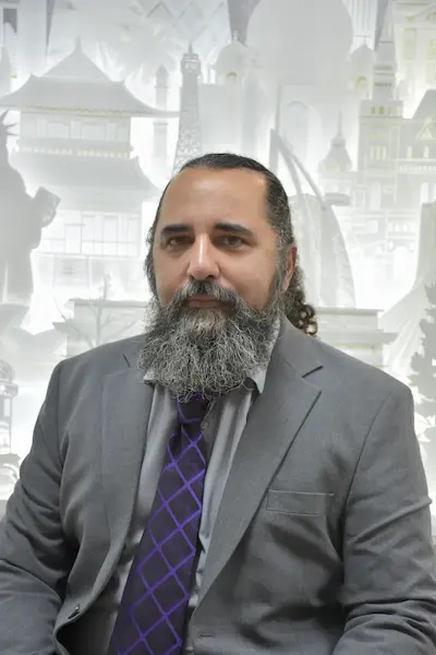 آقای علیرضا یمینی‌نژاد، مؤسس و مدیر کودکستان ققنوس